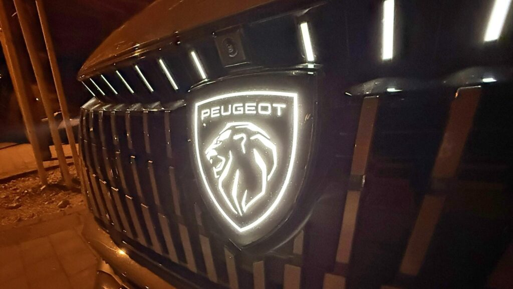 Peugeot 308SW emblem glow