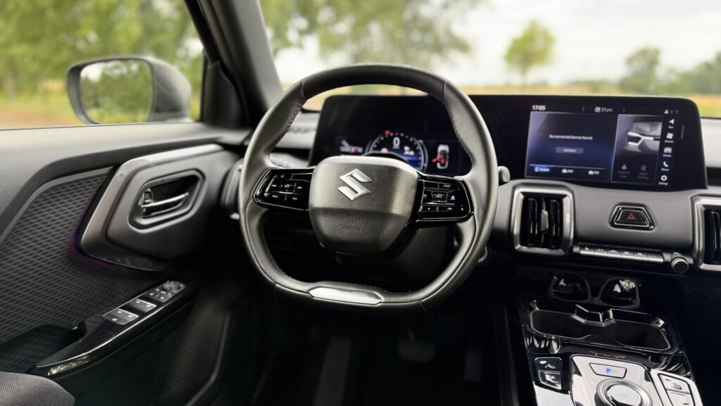 Suzuki e VITARA volant