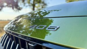Peugeot 408 Hybrid 145 e-DCS6 GT v metalíze Zelená Flare