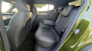 Peugeot 408 Hybrid sedenie vzadu