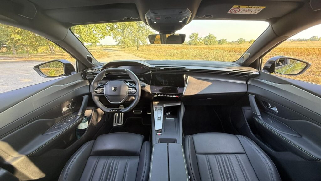 Peugeot 408 Hybrid palubná doska