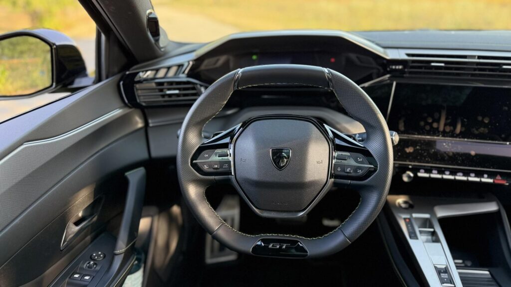 Peugeot 408 Hybrid i-cockpit