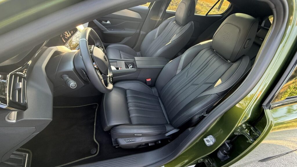 Peugeot 408 Hybrid sedadlá AGR