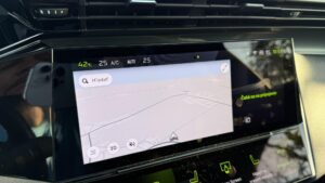 Peugeot 408 Hybrid infotainment 1