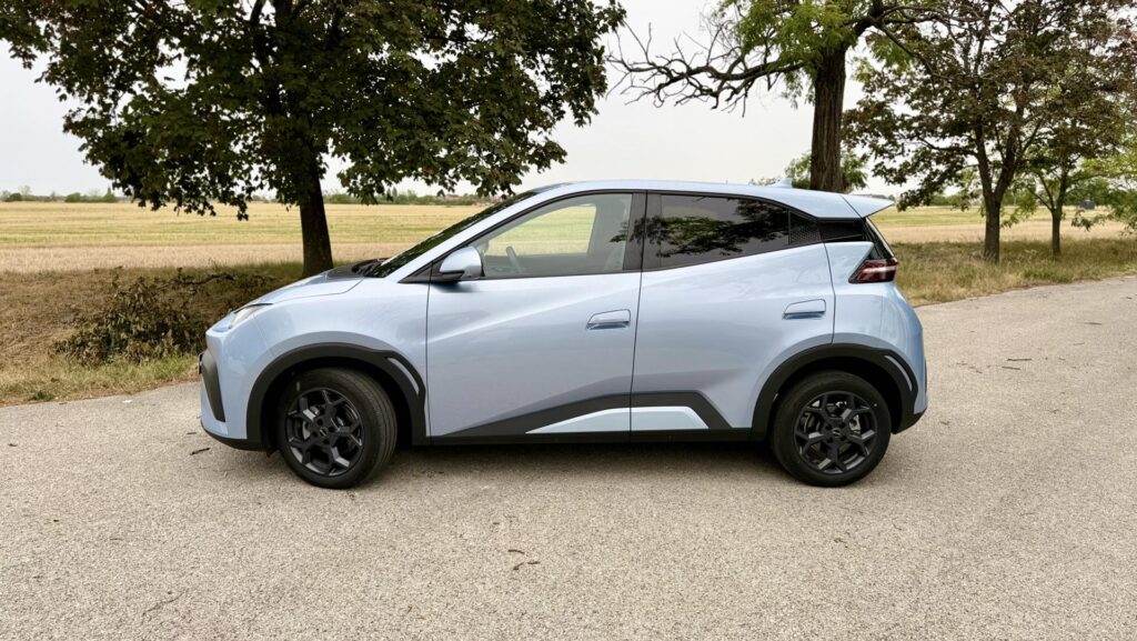 Bočný profil elektrického BYD Dolphin Surf