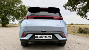 Zadné LED svetlá BYD Dolphin Surf v noci