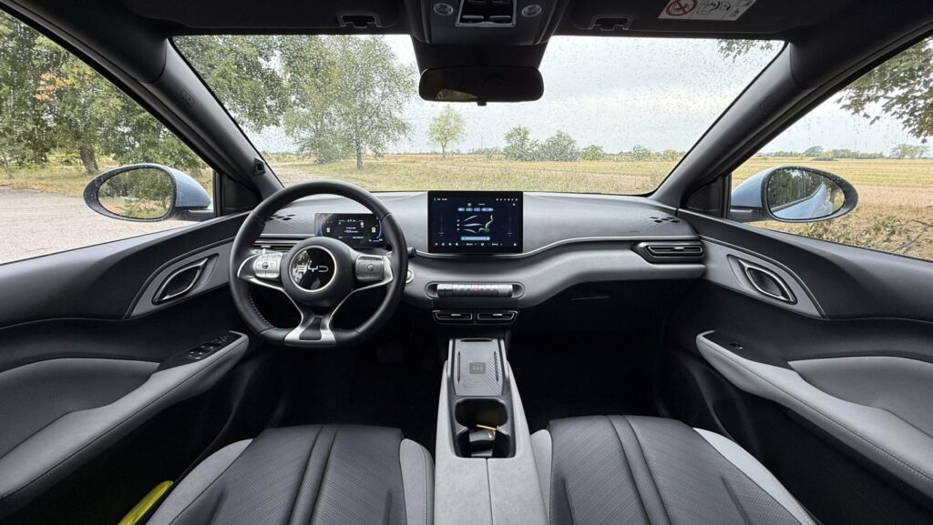 Interiér BYD Dolphin Surf Comfort s otočným displejom