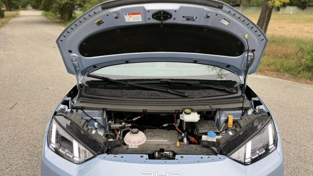 Motorový priestor elektrického BYD Dolphin Surf