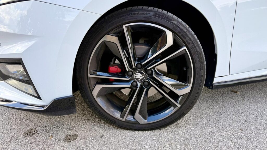 Škoda Fabia 130 bočný profil na 18-palcových diskoch Libra