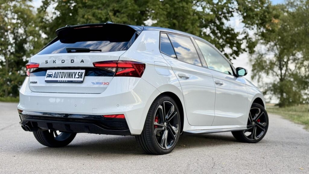 Škoda Fabia 130 1.5 TSI DSG v bielej farbe Moon