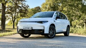 Biely Leapmotor C10 AWD Design ProMax pri pohľade šikmo spredu