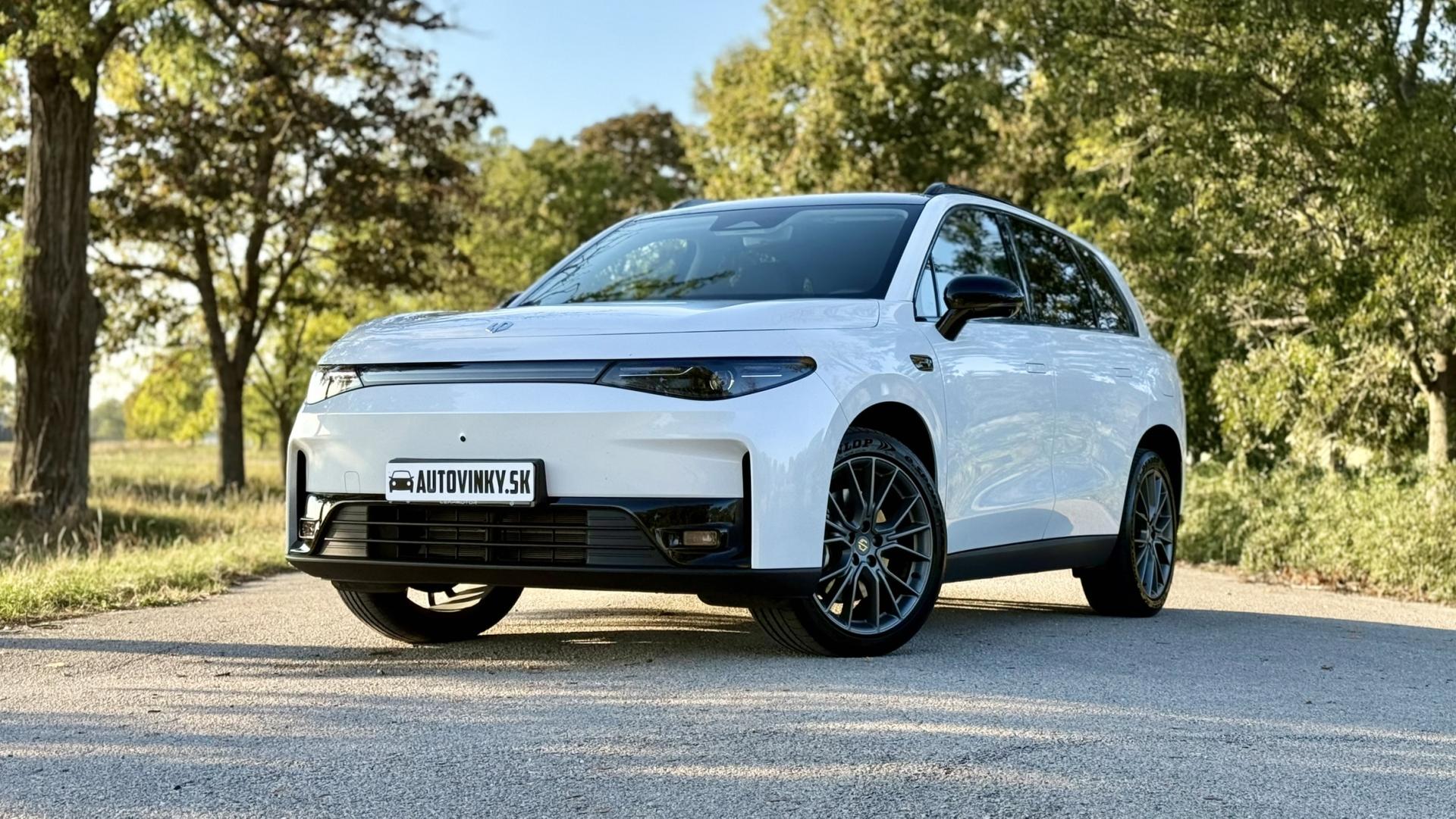 Biely Leapmotor C10 AWD Design ProMax pri pohľade šikmo spredu