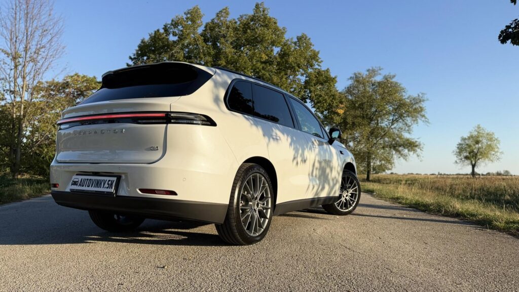 Leapmotor C10 AWD so zadnou svetelnou linkou pri pohľade šikmo zozadu