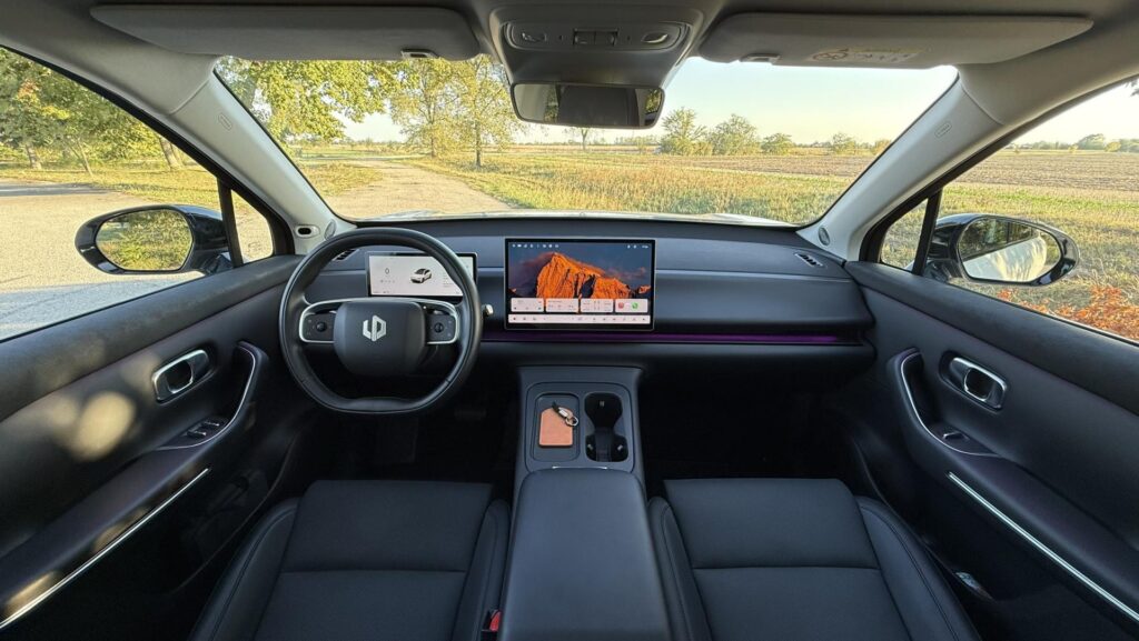Palubná doska Leapmotor C10 AWD s digitálnymi prístrojmi a centrálnym displejom