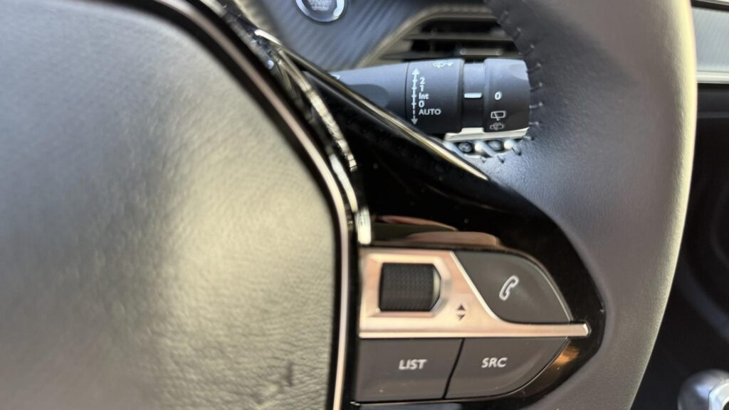 Peugeot 2008 1.2 TURBO volant