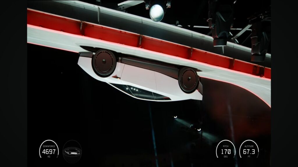 Tesla Roadster dolu hlavou